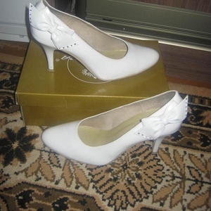 Продам красивые белые свадебные туфли