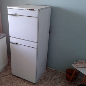 Старый холодильник,  12 лет,  Атлант