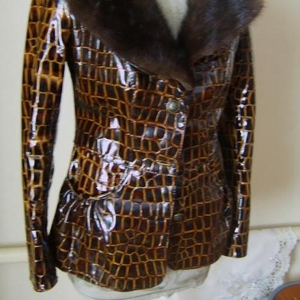 Продам новую кожаную куртку с мех. воротником (норка) 