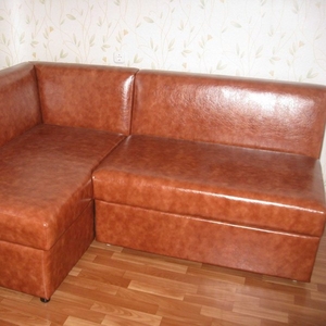 Продам диван из качественного кожзама. Размер 190х130. 